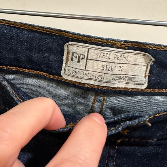 FREE PEOPLE BUSTED KNEE SKINNY JEANS SZ 32 - Picture 3 of 4